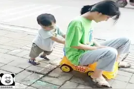 为啥孩子都跟小姨亲？与父母的宠爱相比，孩子更喜欢被“欺负”图片