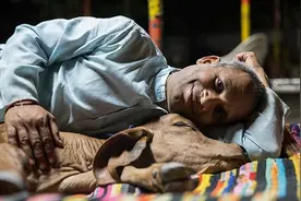 印度44岁富豪有多疯狂？抛弃妻子和俩孩子，花18万娶母牛同吃同睡图片