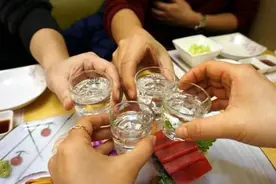 有的人喝酒脸红，有的不脸红，到底是哪种更伤肝？临床医生告诉你图片