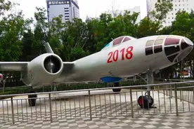 优秀的前线轰炸机，仿自苏联经典战机，堪称共和国的功臣的轰5图片