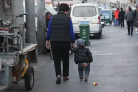 从小穿开裆裤和尿不湿的孩子，五个方面差别大，影响娃的身心健康图片