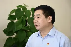 “灾后重建厅局长访谈”省卫健委主任阚全程：加快受灾医疗卫生机构恢复重建图片