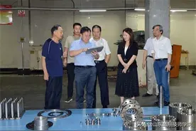 原湖北省人事考试院院长黄存友、纳杰人才董事长汤宏等到访蓝翔图片