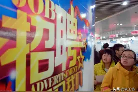 本科4年，花费近十万，毕业后月薪只有2300！大学还值得上吗？图片