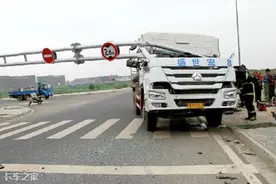 最全货车撞限高杆纠纷指导，卡友赶紧收藏，别等出事后成冤大头图片