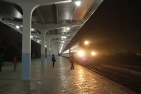 为何火车夜晚途径一些地方时，要拉上窗帘？乘务员不小心说漏了图片