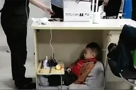 “最强美妈”火了，带娃、工作都不误，网友直言：生而为母很不易图片
