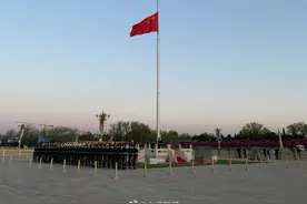 志哀！天安门广场、太原五一广场下半旗图片