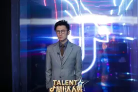 谢霆锋终于出山！霸气亮相拍综艺，穿西装三件套戴眼镜成斯文败类图片