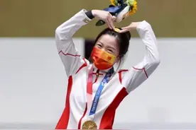 杨洋恭喜杨倩夺冠，回看十一年前动态，画面对比明显，太可爱了图片
