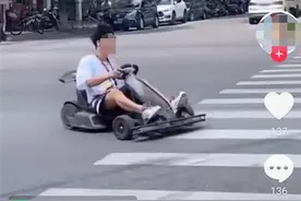 江西宁都：街头惊现“跑跑卡丁车”，市民拍摄围观，好危险图片