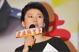 王小丫和张嘉译同框，黑色连衣裙配红丝带好独特，这才是实力女神图片