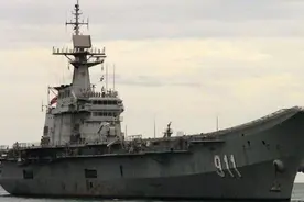 世界最小现役航母，满载排水量11000吨，服役仅23年就沦为救援船图片