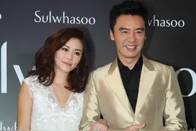 钟镇涛娇妻范姜好有范，白色连衣裙高贵典雅，网友：气质不输明星图片