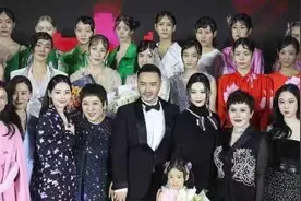 向太穿“钻石裙”大抢风头！豪门婆媳高调看秀，华丽亮相美成花图片
