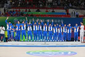 有爱！杨鸣将全运金牌让给蒋兴权 赵继伟忙摘下金牌送给恩师图片