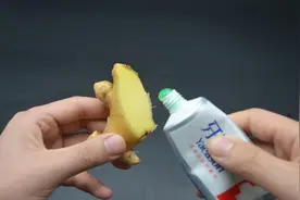 生姜加上牙膏，解决了很多家庭的大难题，是真是假？效果太神奇了图片