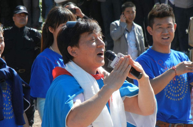 成龙有20亿身家？要拿100万感谢抗疫药研制者的他为何被吐槽狡猾