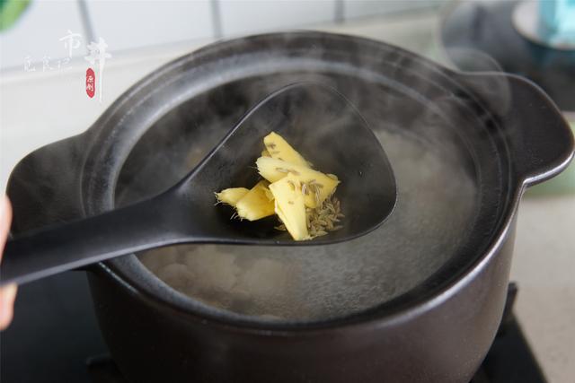 冬至进补，春天打虎，炖“羊肉胡萝卜汤”有窍门，汤白鲜香膻味小