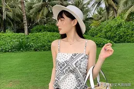 李小璐无戏可拍也不消停，穿肚兜装搭热裤博眼球，身材还真不错图片