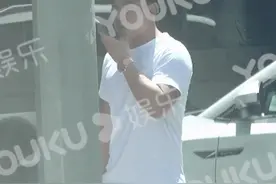 33岁释小龙罕露面，站街头和友人炫耀名品鞋，手戴金表生活太潇洒图片