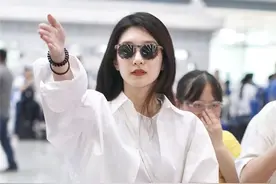 女霸道总裁江疏影，一身白衬衫加格子裤，举止清爽又霸气图片