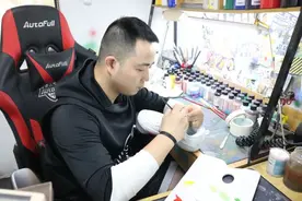诸暨有个球鞋“魔法师”为CBA球员提供私人订制图片