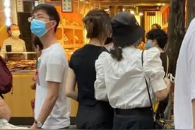 16岁小苹果与章子怡挽手逛街，亲妈葛荟婕还不知道输在哪了吗？图片