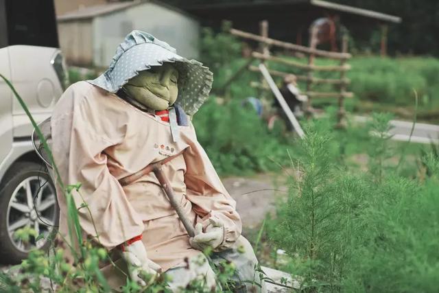 日本有个恐怖村庄,奶奶按照逝者原型做了300个人形,日夜陪自己