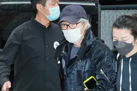 周星驰一头白发送别吴孟达！原来，他最讲情义，这几位都放在心上图片