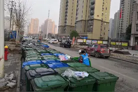 小区没有垃圾中转站，百余个垃圾桶摆放马路上图片