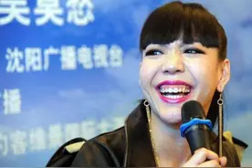 “失宠”的吴莫愁，代言费1.3亿沦落到小县城卖唱，她得罪了谁？图片