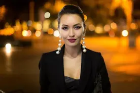 她当中俄“倒爷”，毕业于清华，会流利的中文，是布里亚特的宠儿图片