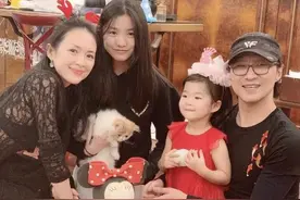 章子怡晒带女出游视频，4岁醒醒独自骑马太潇洒，身边未见小苹果图片