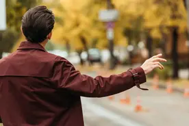 男子花十几万追女孩发现其有男友：追女孩照这三步走，不做冤大头图片