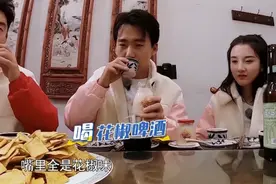 郑恺郭麒麟同桌喝酒时，宋祖儿一脸娇羞的初恋表情，清纯又可爱图片
