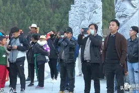 超燃！迭部广场上演红歌大联唱图片