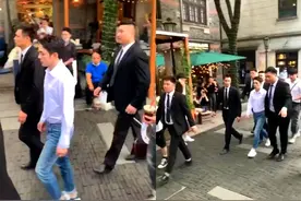 揭秘口红一哥李佳琦虚假宣传被罚30万？出街10个保镖护驾照片曝光图片