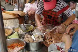 六旬老太太做粢米饭团，一出摊就不停卷饭团，一早上卖光一大桶饭图片