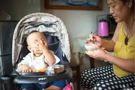 细数夏天老人带娃的那些“坑”，妈妈看了无语，你家有同款奶奶吗图片