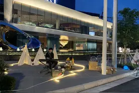 南宁邕江边又新添一夜市 还有小哥哥深情唱歌图片