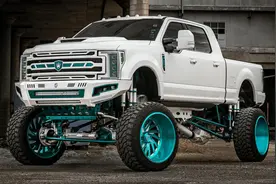 福特F-250遭爆改，空气悬架配超高底盘，越野比奔驰G都猛图片