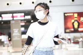 袁姗姗扎丸子头穿短裙露美腿 造型青春靓丽图片
