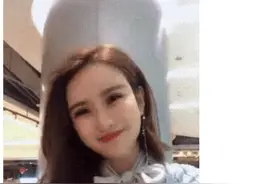 在外碰到女朋友闺蜜，为啥她一直看着我笑？可能你丑到她了图片