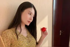 大嫂徐冬冬晒写真照，脸颊凹陷眼神空洞，穿长裙难掩水桶腰图片