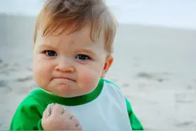 “握拳宝宝”14岁了，如今已是温柔少年，你看他有几分像从前？图片