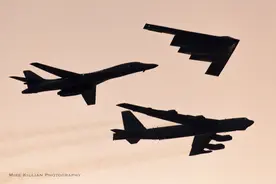 历史上第一次！三架不同型号战略轰炸机飞越超级碗 女飞行员带队图片