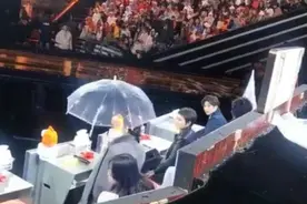 张凯丽录节目突下雨，身旁人都有伞她却遭冷落？蔡徐坤谦让获好评图片