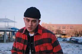 欧豪身穿红格子衬衫，衬衫要叠穿才好看图片