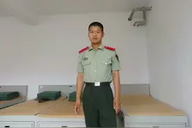 沙河90后军人六年如一日照顾孤寡老人图片